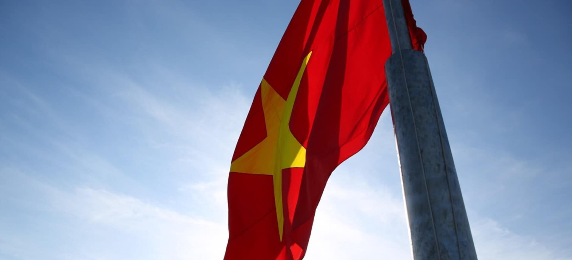 Lá cờ đỏ sao vàng thiêng liêng